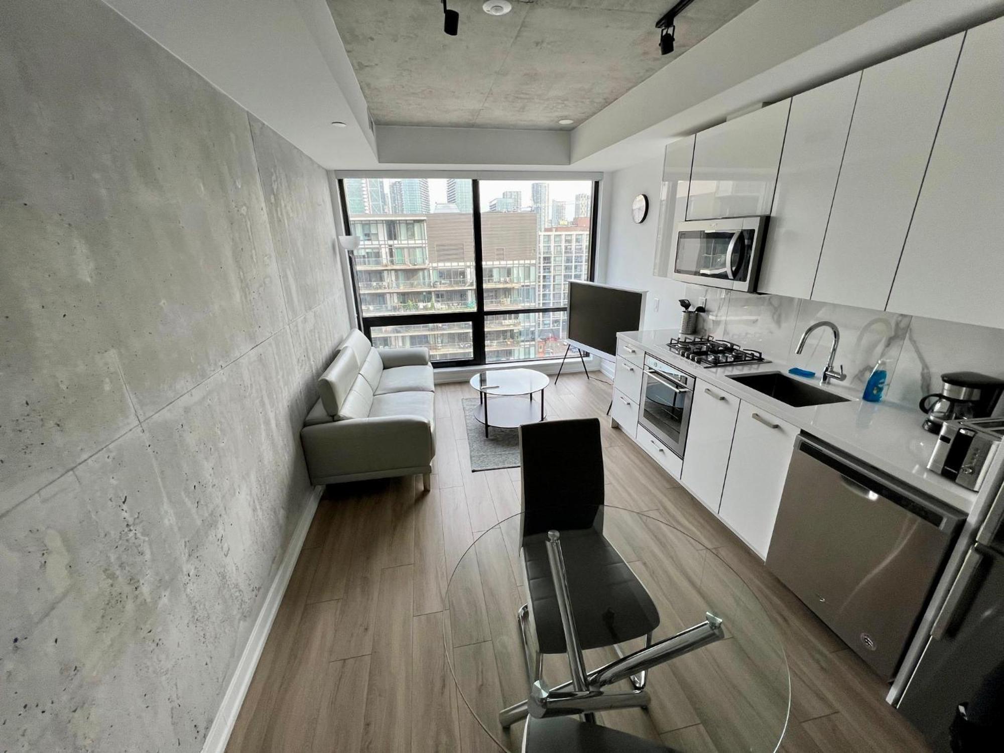 Stunning Open Layout Apartment In Perfect Location Toronto Exterior photo